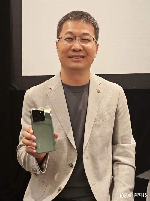 卢伟冰谈小米17背面屏设计：斥巨资打造，花了10个小目标